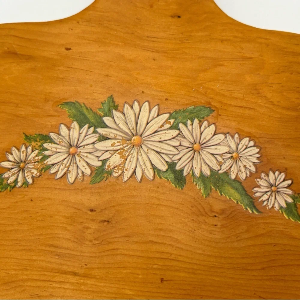 Vintage Wooden Cutting Board with Diasy Design